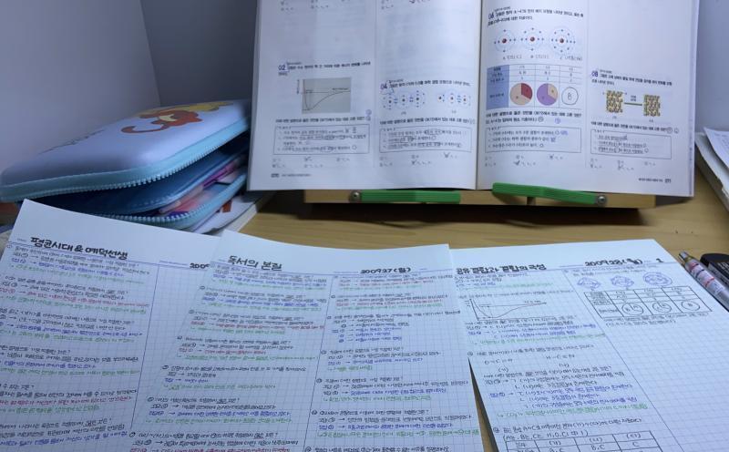 일단 어제의 독서와 화학의 흔적 5등급은 도대체 어떻게 하길래 중간일까 싶다면 이 스레가 정답입니다 동물원 원숭이처럼 구경해주시고 응원의 레스는