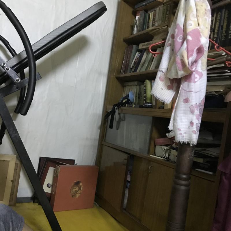 혹시 있을까?? 할머니집 완전 시골이라서 밤되면 오싹오싹한 느낌 들고그래. 저 책장은 옛날 할머니할아버지 책들 꽂아논곳이야