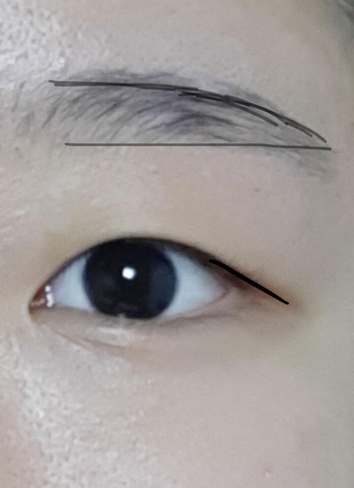 아이라인이랑 눈썹을 약간 이런식으로??하면 괜찮을것같아