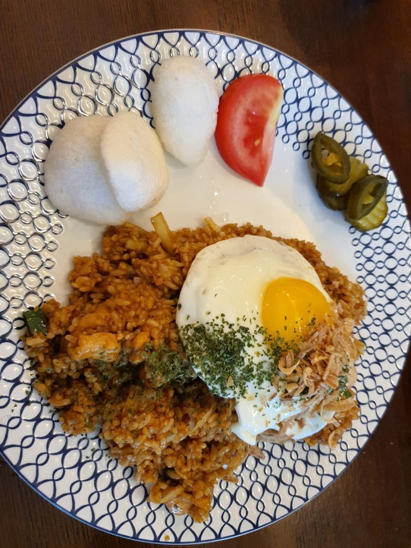 오늘 먹은 건 아니지만 토마토 돈가스 콰트로치즈피자+스테이크+샐러드+문어리조또 나시고랭 진짜 너무 맛있었다
