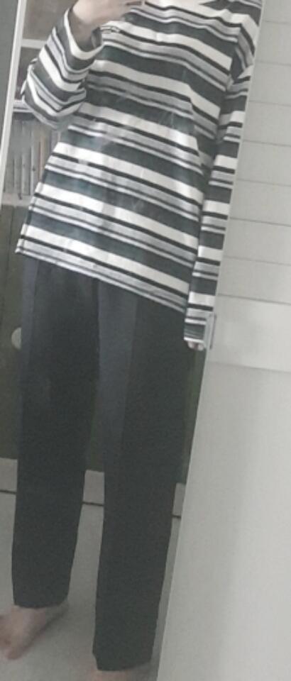 바지가 주머니브분이 이상해서 넣어입으면 두번째 사진처럼 윗부분이 부해보이기도 하고 걍 빼입이 훨 낫지 않니...?