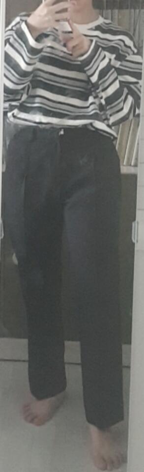 바지가 주머니브분이 이상해서 넣어입으면 두번째 사진처럼 윗부분이 부해보이기도 하고 걍 빼입이 훨 낫지 않니...?