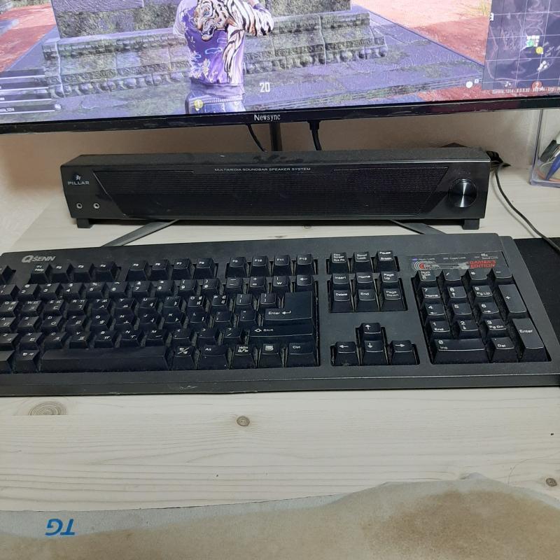 컴 앞에 앉아있어