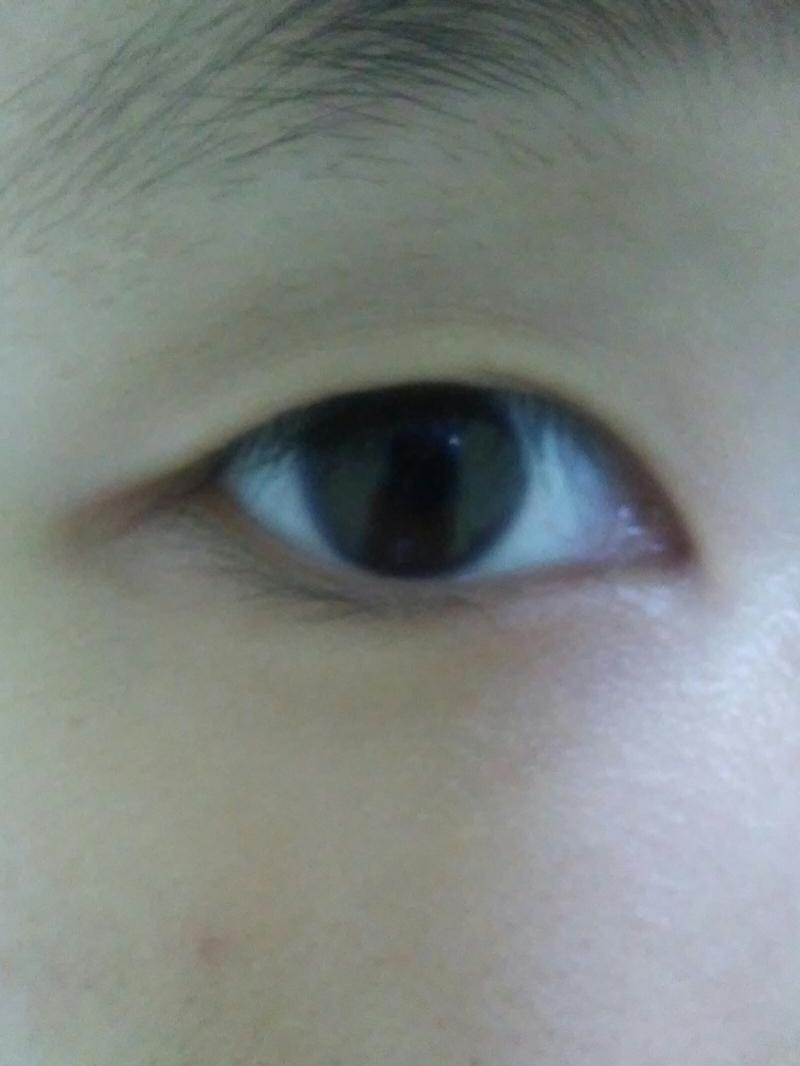 사진으로 보면 외꺼풀이긴 한데 안쪽에 2~3겹 정도 눈주름이 있어. 쌍커풀은 생겼다가 안 생겼다가 해. 폴더폰이라 화질 안 좋은 거 양해 부탁해