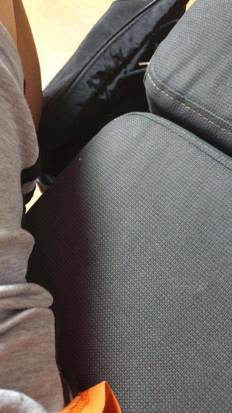 왼쪽이 내 다리임 어떤 자세로 폰을 해야 이 구도가 나올 수 있는지 신기할 따름...
