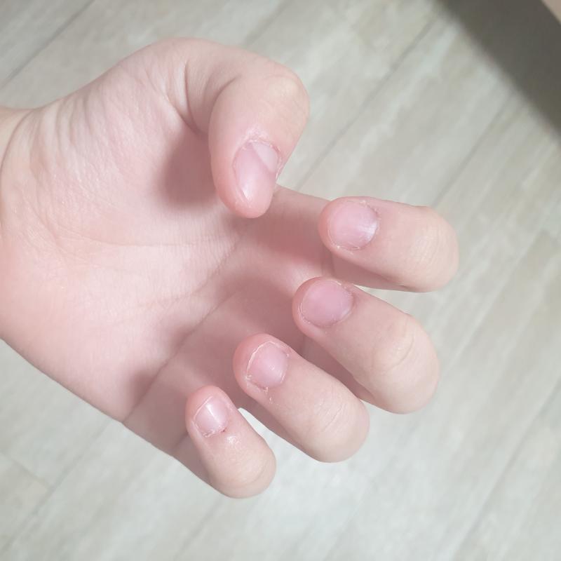 사진이 돌아갔는데.. 음 일단 오늘자 손톱! 보면 짘짜 짜증남 ㅘ나네 브라우니 먹으러 가야지