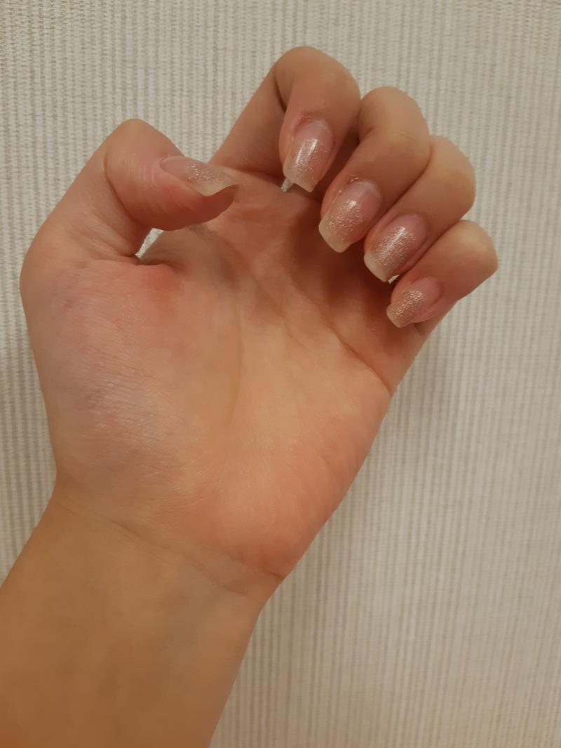 난 모든 손톱기르는 스레에 이찌... 10년 뜯었다가 올해 초반에 고침 집콕했어서 마스크도 안끼고 있었는데 고쳐짐 난 손에 땀도 많아서 땀날때마
