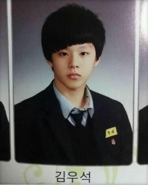 초등학교 졸업사진 김우석 졸업 사진이랑 닮음 약간 저 얼굴 합해논거? 같음