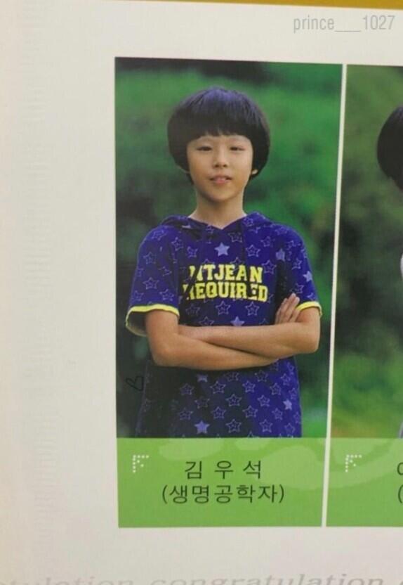 초등학교 졸업사진 김우석 졸업 사진이랑 닮음 약간 저 얼굴 합해논거? 같음