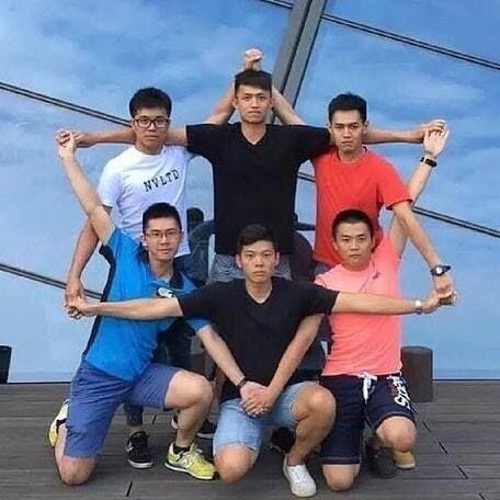 개인껀 그냥 무난하게나 웃기고 싶다면 포즈보단 소품을 활용해서 찍고, 친구들이랑 찍을거면 이 포즈로 해줘 ^^