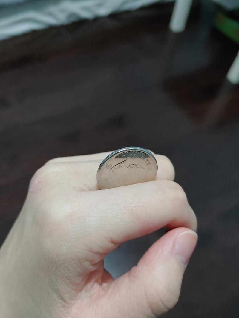 참고로 코인롤이 뭐냐면 저런 식으로 손가락 마디 사이에 동전 끼우고 굴리는 걸 말함... 사진으로 보면 존나 멋 없는데 빠르게 슉슉 하면 개 멋