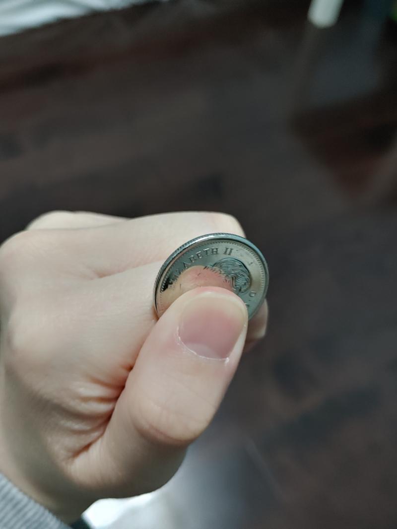 참고로 코인롤이 뭐냐면 저런 식으로 손가락 마디 사이에 동전 끼우고 굴리는 걸 말함... 사진으로 보면 존나 멋 없는데 빠르게 슉슉 하면 개 멋