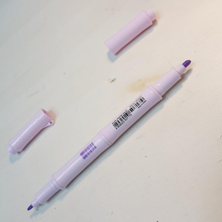 뱀부라이너 대나무처럼 생긴 거 있는데 가격도 그렇게 비싸지 않고 싸인펜처럼 생긴 펜촉이랑 넙적한(그렇게 넓진 않아)거 두 개 있어서 편해! 수성
