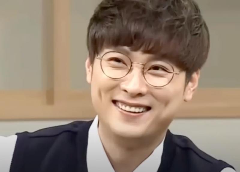 >>5 짠짠 먼저 유튭에서 캡쳐한 사진이야 마지막 두사진 존잘러.... 무대 사진이랑 웈짤도 줄께 기다료