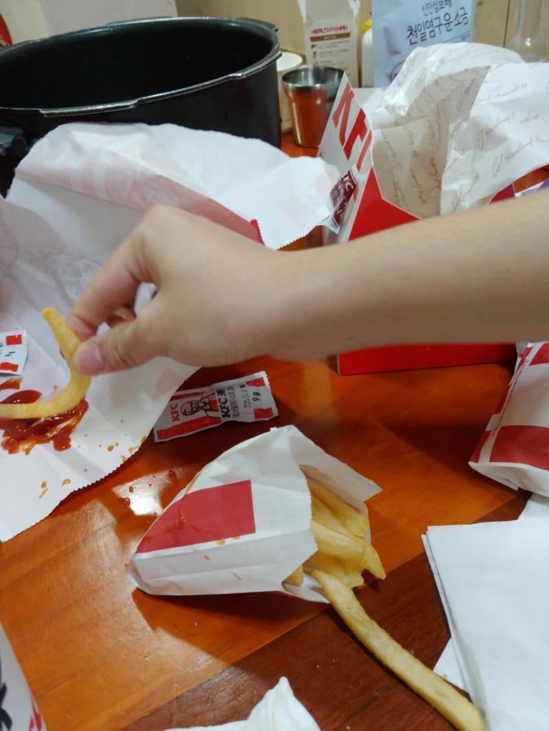 동생이랑 kfc 버거 시켜 먹었어 (사진의 손은 내 동생 손)