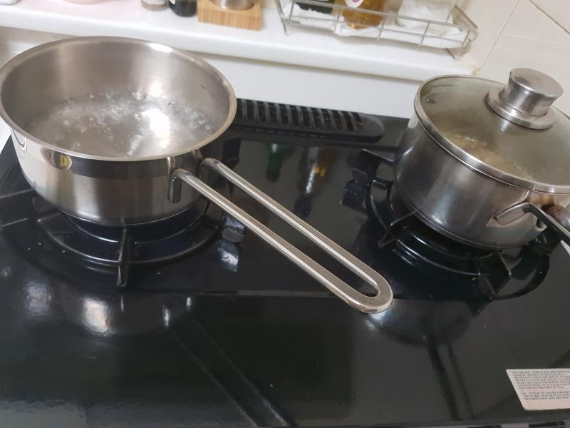 라면 먹을려고 물 올려 났당 (폰찾느라 물끓음ㅋㅋㅋ) 옆은 추어탕인가 장어국