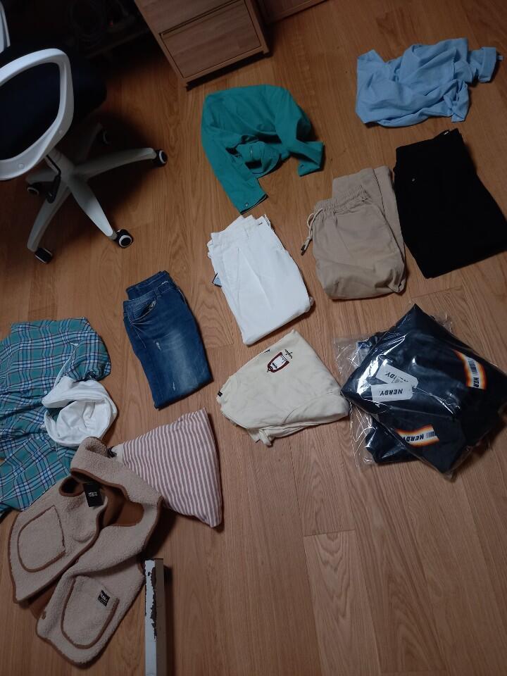 >>13 일단 입는 것들은 대부분 꺼냈어