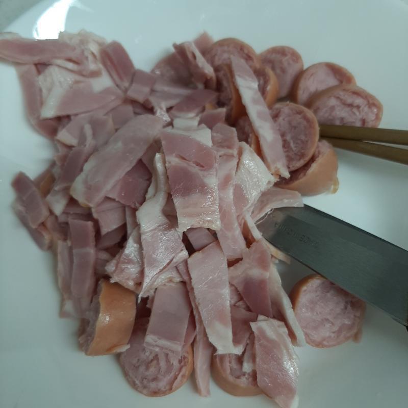 조리법 1. 재료를 손질한다. 베이컨과 소세지만 넣으려고 했는데... 고기를 자르다 보니 고기볶음이 될거같아서 야채를 넣기로 했다
