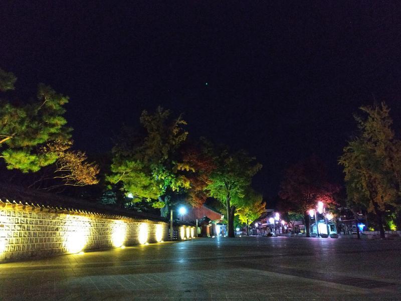 그가 앉았던 자리에서 바라 본 거리