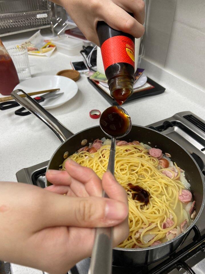 자 물이 자박자박해지면! 소스를 넣는다. 소스는 1인분당 굴소스 1스푼, 케찹 3스푼. 개인적으로는 케찹을 팍팍 넣는 편이 더 나았다. 소스를