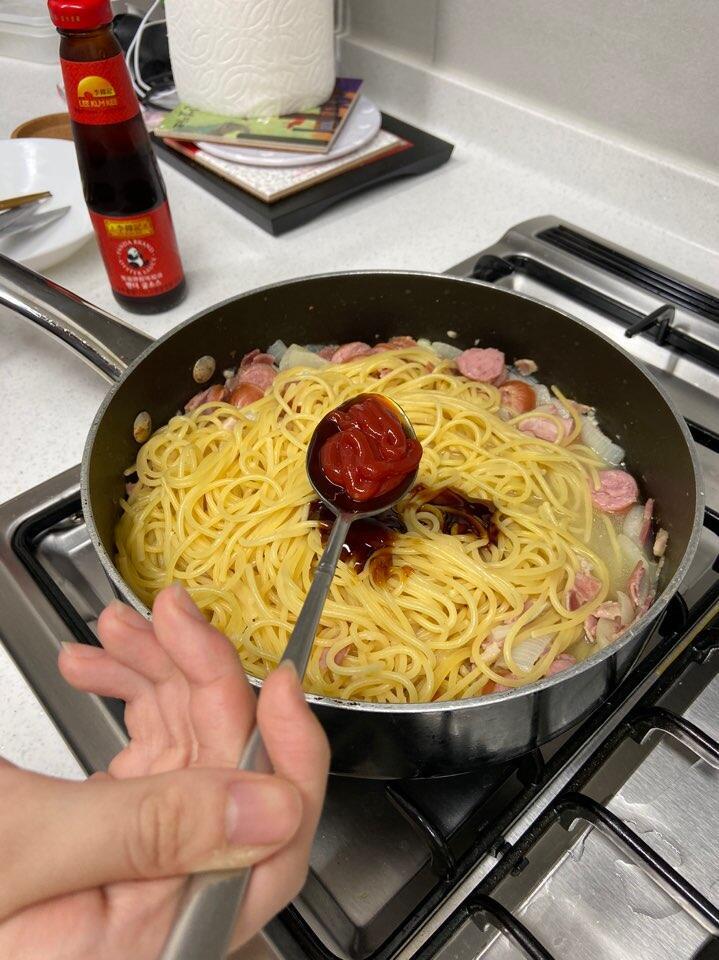 자 물이 자박자박해지면! 소스를 넣는다. 소스는 1인분당 굴소스 1스푼, 케찹 3스푼. 개인적으로는 케찹을 팍팍 넣는 편이 더 나았다. 소스를