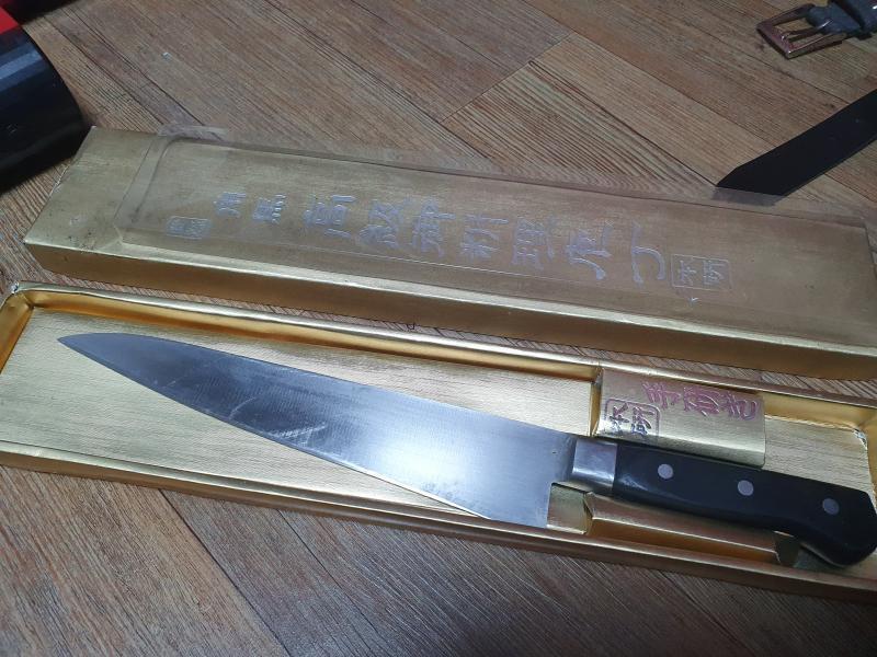 반댓면엔 내 이름이 있어서 차마 못올리겠다. 씻고 좋은옷 입고 아직 안신어본 신발 신고 잠들면 이번 삶보다 좋은데서 깰까..?