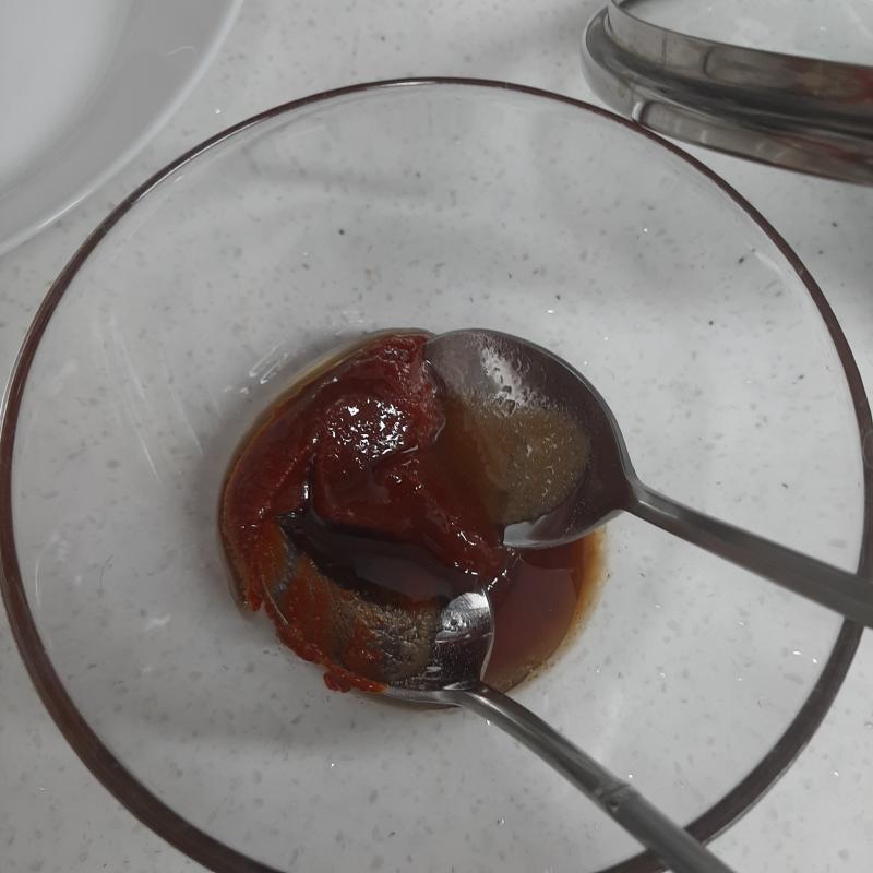 면을 삶는동안 소스를 만든다. 아까 말했다시피 고추장 1숟갈, 간장 1숟갈, 참기름 반숟갈, 설탕 1숟갈, 식초 반숟갈, 매실액 반숟갈이다. 섞