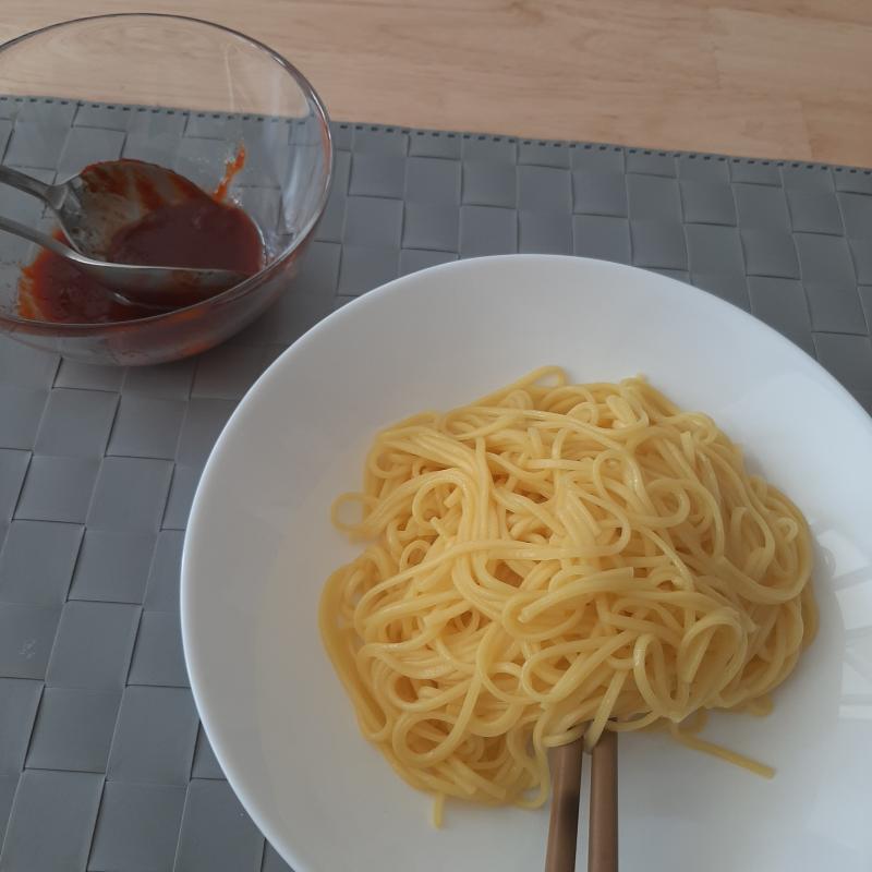 면을 체에 받쳐서 찬물로 씻고 접시에 담는다. 소스를 취향껏 얹어서 비벼먹으면 완성이다! 음식사진을 잘 못찍기 때문에 맛이 없어보인다... 하지