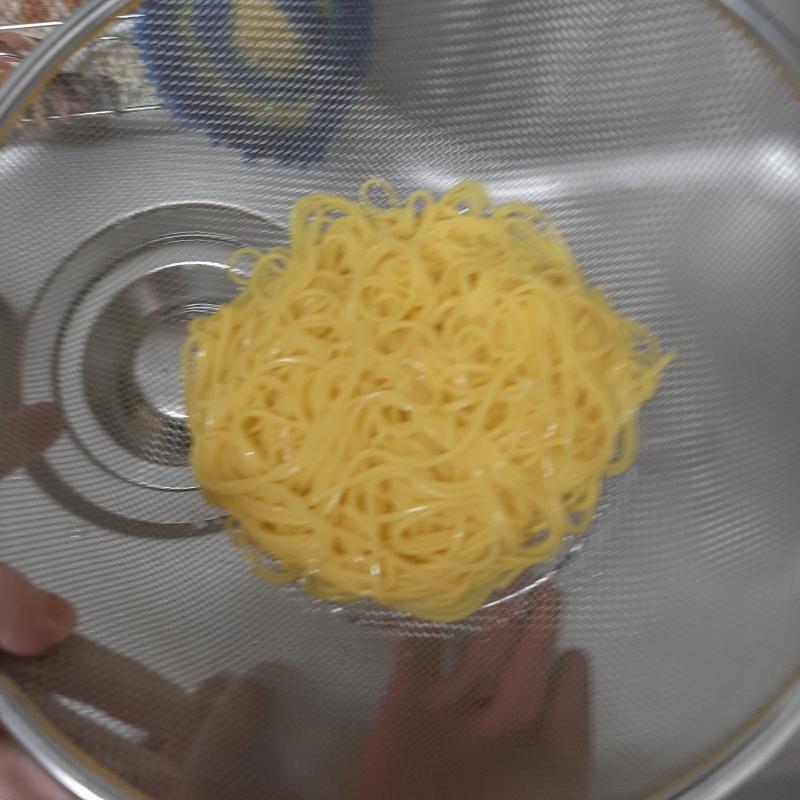 면을 체에 받쳐서 찬물로 씻고 접시에 담는다. 소스를 취향껏 얹어서 비벼먹으면 완성이다! 음식사진을 잘 못찍기 때문에 맛이 없어보인다... 하지