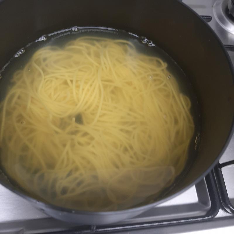 소스를 다 섞으면 면이 불어있다. 소스 섞다가 불 껐는데도 그렇다... 스레주는 면이 흐물흐물한걸 좋아해서 상관없었지만 다른 사람들은 시간 계산