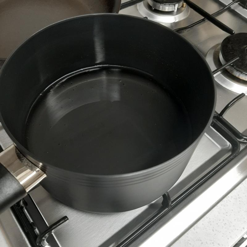 먼저 물을 끓이고 면을 삶는다. 스레주는 면을 삶을때 시간을 재지 않기 때문에 몇 분인지는 모른다... 대충 4분은 넘었던거같은디... 어쨌든