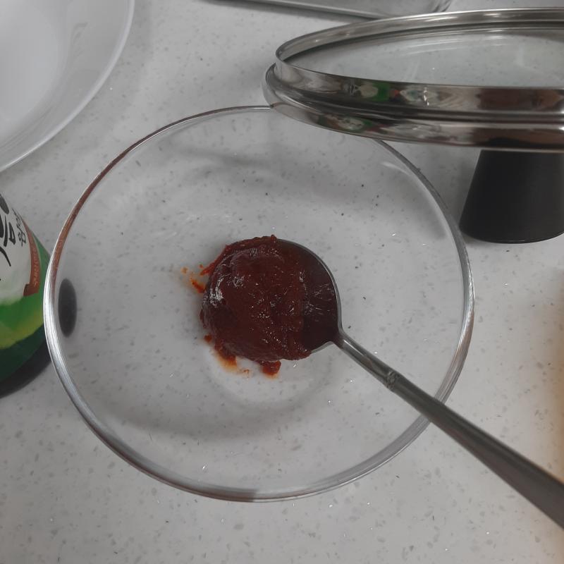 면을 삶는동안 소스를 만든다. 아까 말했다시피 고추장 1숟갈, 간장 1숟갈, 참기름 반숟갈, 설탕 1숟갈, 식초 반숟갈, 매실액 반숟갈이다. 섞