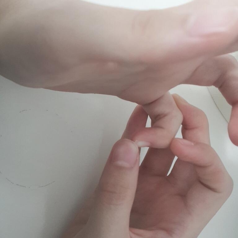 >>22 처음에는 이렇게 손 관절을 위 아래로 흔들어서(?) 4개를 다 풀어 줘!! 새끼손가락은 3번째 사진처럼 오른손 검지로 새끼손가락 관절을