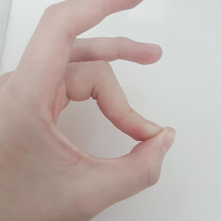 >>22 처음에는 이렇게 손 관절을 위 아래로 흔들어서(?) 4개를 다 풀어 줘!! 새끼손가락은 3번째 사진처럼 오른손 검지로 새끼손가락 관절을