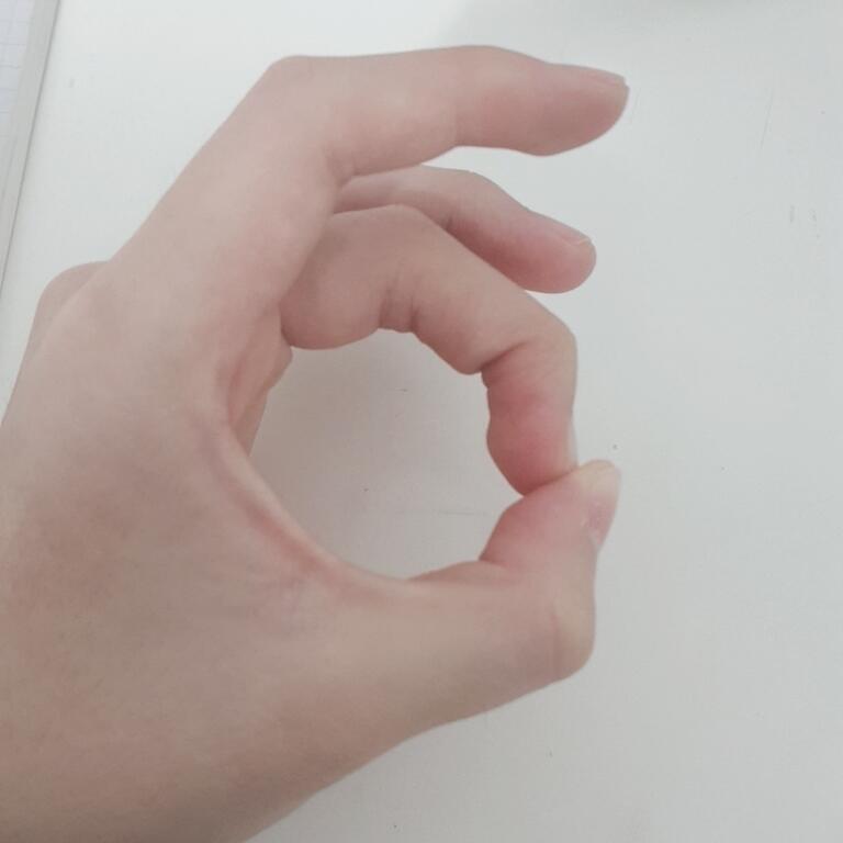 >>22 처음에는 이렇게 손 관절을 위 아래로 흔들어서(?) 4개를 다 풀어 줘!! 새끼손가락은 3번째 사진처럼 오른손 검지로 새끼손가락 관절을