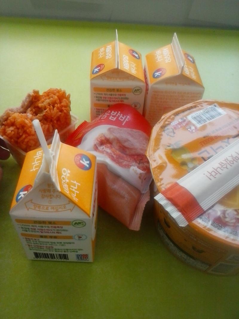 나 편의점에서 혼밥... 배고파서 많이 샀어 ㅋㅋ