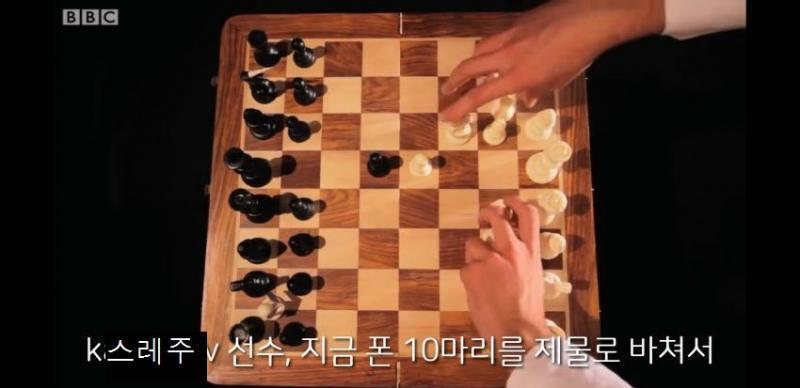내가 제물로 바칠 융합 소재 몬스터들은 스레더들의 폰 7마리와 스레주의 폰 3마리. 필드 위의 폰 10마리를 제물로 바치는 것으로