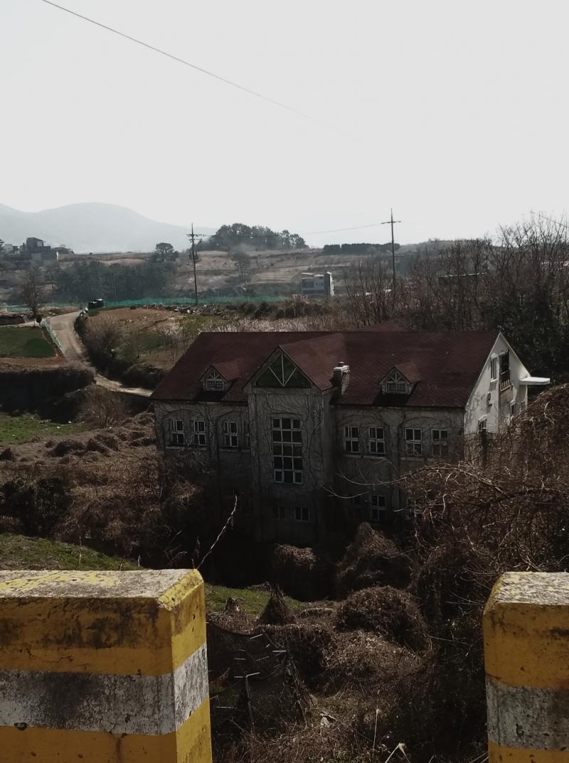 저번에 차 타고 가면서 보이는 거 찍어온거야 좀 으스스하게 생겼지