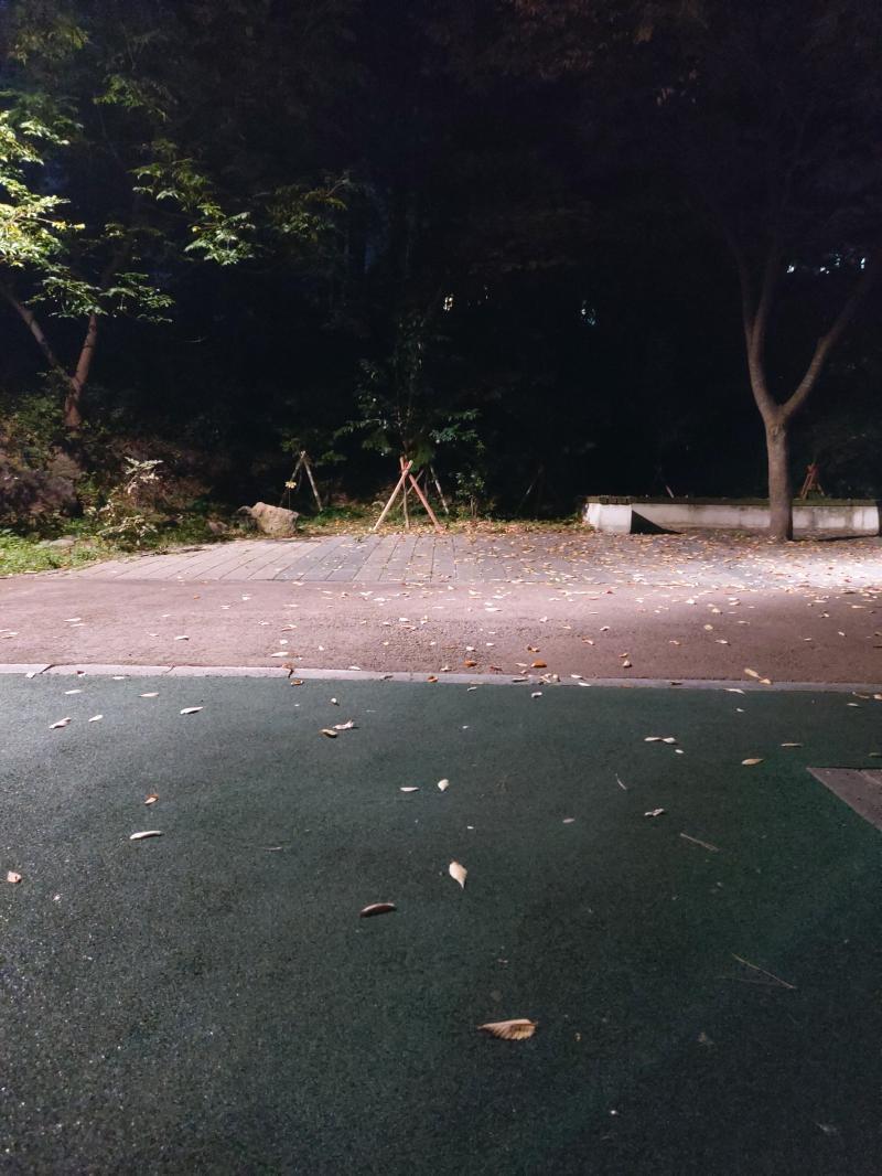 엄청 조용해 차라리 여기서 납치되는게 낫겠다