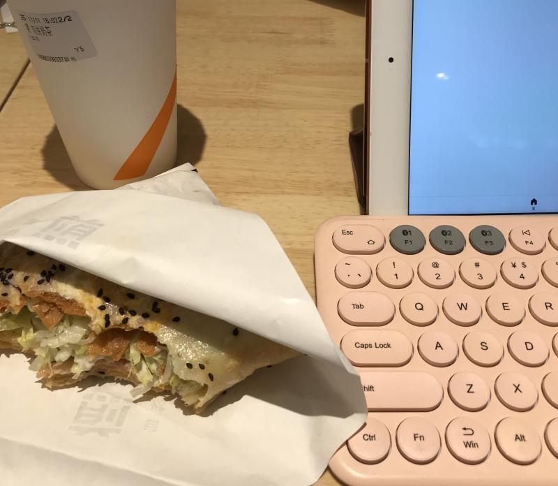 심심하니까 tmi333333 이 샌드위치같이 생긴 거 꼭 먹어라 존맛이다 향신료 뺄 수 있고 안 들어가는 메뉴도 있어서 향신료 잘 못 먹는 사람