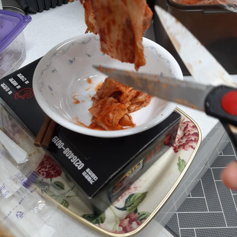 그냥 지금 왔다. 공부하기 싫기 때문이지. 과정샷을 차례차례 올려보도록 하겠다. 먼저 김치를 꺼내 잘게 자른다. 스레주는 작은게 좋아서 잘게잘게