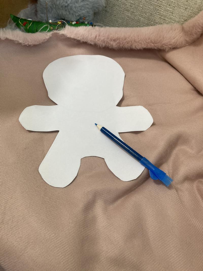 도안을 자르고 원단을 준비해줘!! 원단 부들부들한 부분을 밑으로 하고 까슬한 부분을 위로 해줘. 뒤집을 거니까 ㅎㅎ! 도안을 위로 한 채 붙잡고