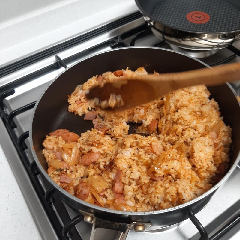 밥이 다 섞였으면 불을 끄고 참기름을 두른다. 접시에 담아 맛있게 먹으면 완성!! 그나저나 사진이 왜 이렇게 역동적인거지 분명 찍을때는 괜찮아보