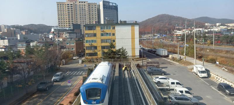 전대.에버랜드역 도착했는데.... 저 건물 뭔데.... 왜 철도 앞을 막는건데.... 아니지. 반대구나. 역을 왜 건물 앞에 짓는건데.....