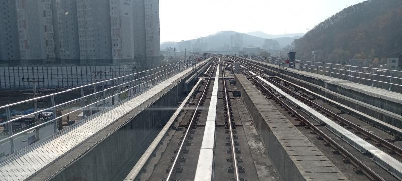 그래서 전대.에버랜드역까지는 경전철을 타고 이동했다.