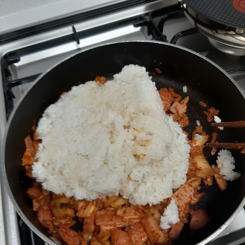 김치가 대충 볶아지면 고기 재료들을 넣고 볶는다. 그것도 꽤 볶아진듯하면 밥을 넣고 다시 볶는다. 젓가락으로 밥과 김치를 섞으려는 시도는 하지