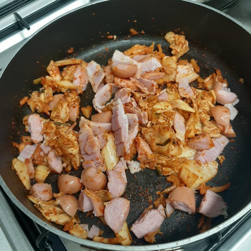 김치가 대충 볶아지면 고기 재료들을 넣고 볶는다. 그것도 꽤 볶아진듯하면 밥을 넣고 다시 볶는다. 젓가락으로 밥과 김치를 섞으려는 시도는 하지