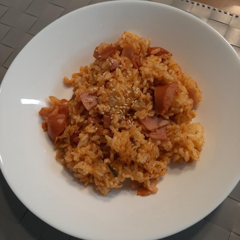 밥이 다 섞였으면 불을 끄고 참기름을 두른다. 접시에 담아 맛있게 먹으면 완성!! 그나저나 사진이 왜 이렇게 역동적인거지 분명 찍을때는 괜찮아보