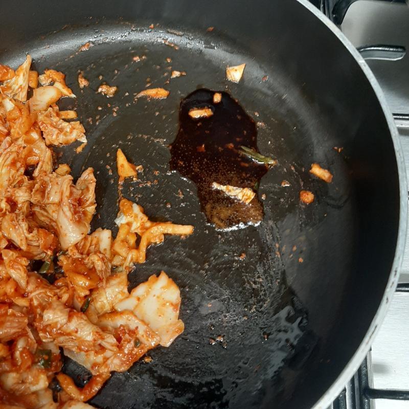 팬에 기름을 두르고 김치를 볶는다. 이번에는 새로운 시도를 해보고 싶었던 스레주는 간장을 꺼낸다. 김치를 한구석에 몰아넣고 다른 구석에 간장을