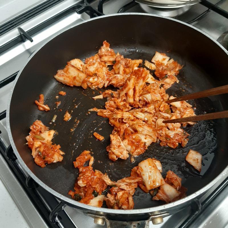 팬에 기름을 두르고 김치를 볶는다. 이번에는 새로운 시도를 해보고 싶었던 스레주는 간장을 꺼낸다. 김치를 한구석에 몰아넣고 다른 구석에 간장을
